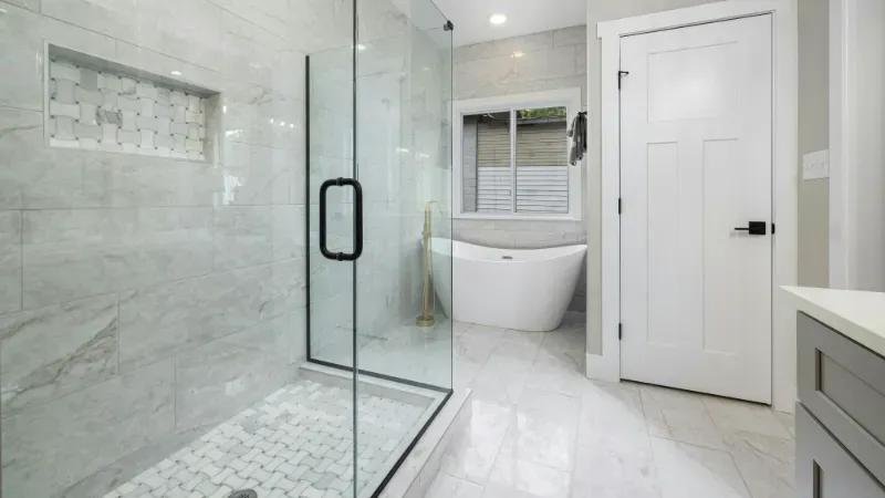 Reforma de baño moderna realizada por Reformas GV