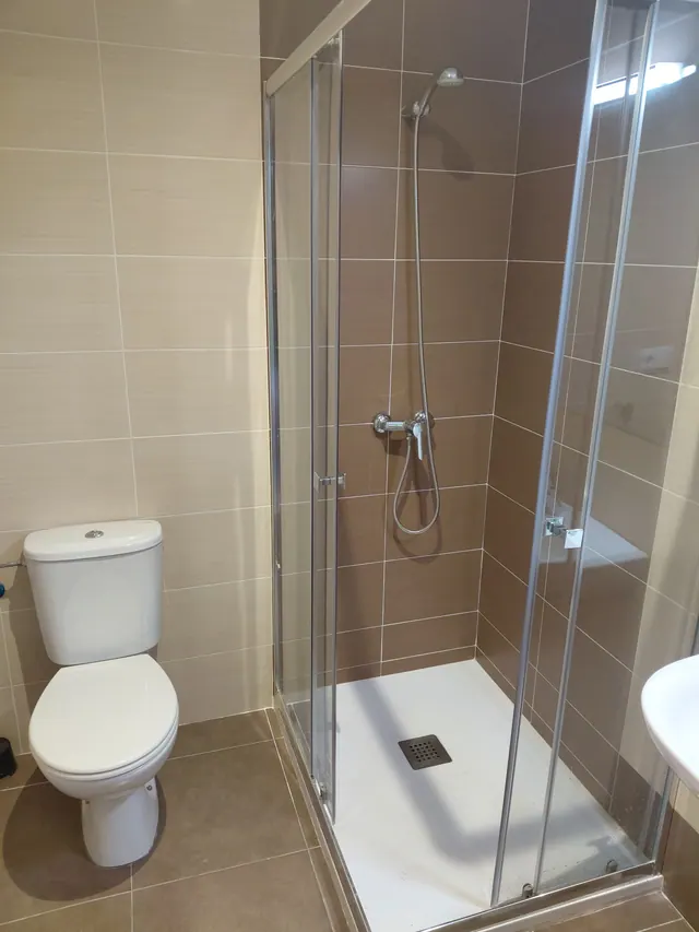 Baño beige con plato de ducha