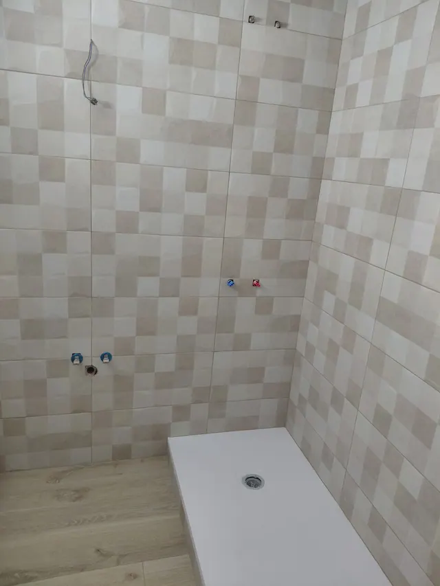 Ducha alicatada durante reforma